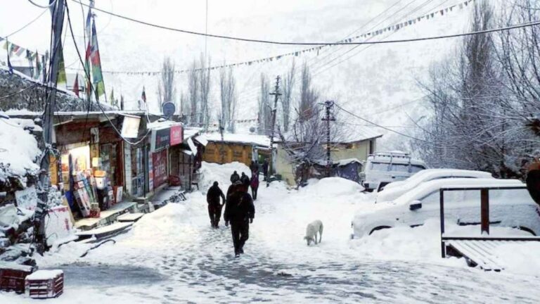हिमाचल प्रदेश में बर्फबारी ने बढ़ाई मुश्किलें, 4 राष्ट्रीय राजमार्गों सहित 504 सड़कें बंद | ActionPunjab