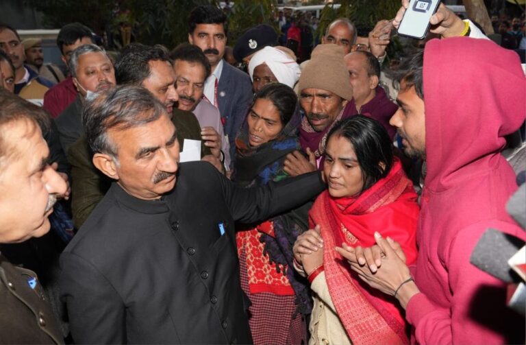 सीएम सुक्खू ने बरोटीवाला अग्निकांड पीड़ितों से की मुलाकात, आर्थिक मदद का किया एलान | Action Punjab
