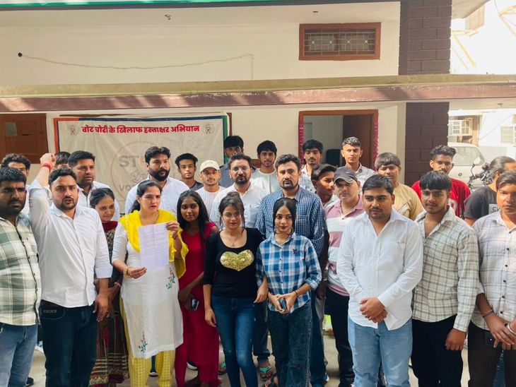 भिवानी में कांग्रेस का वोट चोर- गद्दी छोड़ अभियान:युवाओं ने चलाया हस्ताक्षर कैंपेन, बोले- मतदाता सूचियों में धांधली स्वीकार नहीं