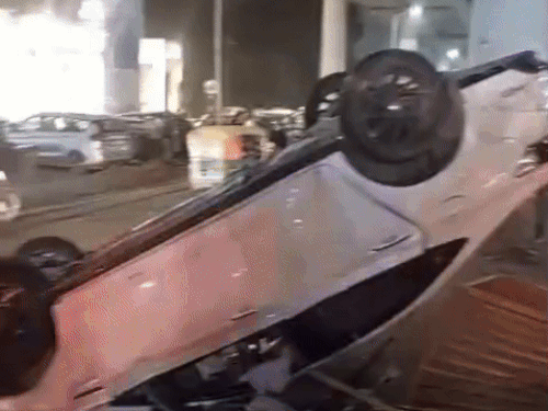 फरीदाबाद NH 19 पर भीषण सड़क हादसा:तेज रफ्तार कार ने दूसरी कार को टक्कर मारी, ग्रिल तोड़कर पलटी ,मूवी देखने जा रहे थे