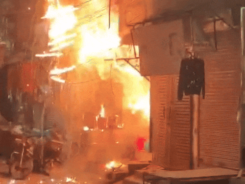 गुरुग्राम में एलपीजी रिफिल दुकान में भीषण आग:छोटे सिलेंडर ब्लास्ट से मची अफरा-तफरी, दो बाइक और सामान जलकर राख