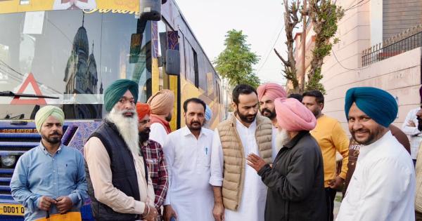 ਪਵਿੱਤਰ ਨਗਰੀ ਦੇ ਦਰਸ਼ਨ ਕਰਕੇ ਪਰਤੇ ਸ਼ਰਧਾਲੂਆਂ ਨੂੰ ਮਿਲੇ ਸੰਸਦ ਮੈਂਬਰ ਮੀਤ ਹੇਅਰ