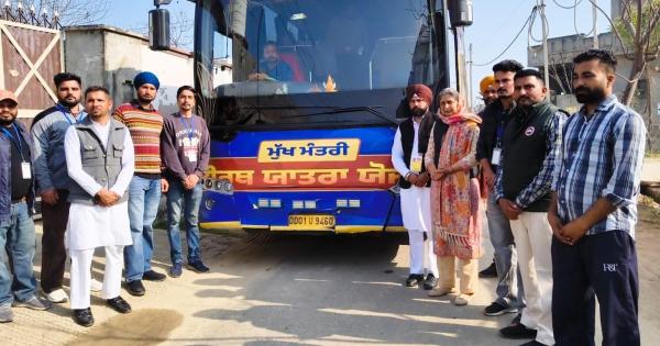 ਅੰਮ੍ਰਿਤਸਰ ਵਿਖੇ ਧਾਰਮਿਕ ਅਸਥਾਨਾਂ ਦੇ ਦਰਸ਼ਨਾਂ ਲਈ ਸ਼ਰਧਾਲੂ ਪਿੰਡ ਰਾਮਗੜ੍ਹ ਸੰਧੂਆਂ ਤੋਂ ਰਵਾਨਾ