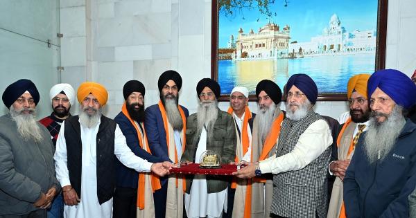 ਕੈਨੇਡਾ ਦੇ 3 ਸਿੱਖ ਸੰਸਦ ਮੈਂਬਰ ਸ੍ਰੀ ਦਰਬਾਰ ਸਾਹਿਬ ਹੋਏ ਨਤਮਸਤਕ; SGPC ਪ੍ਰਧਾਨ ਵੱਲੋਂ ਸਨਮਾਨਿਤ