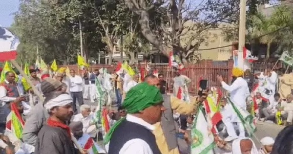 ਕੁਰੂਕਸ਼ੇਤਰ 'ਚ CM ਰਿਹਾਇਸ਼ ਵੱਲ ਵਧੇ ਕਿਸਾਨ: ਪੁਲਿਸ ਨੇ ਬੈਰੀਕੇਡ ਲਗਾ ਕੇ ਰੋਕਿਆ, ਸੜਕ ਵਿਚਕਾਰ ਲਾਇਆ ਧਰਨਾ