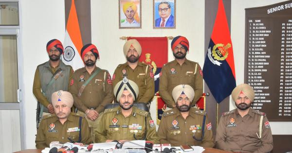 ਹਥਿਆਰ ਤਸਕਰੀ ਵਾਲੇ ਮਾਡਿਊਲ ਨਾਲ ਸਬੰਧਤ ਦੋ ਵਿਅਕਤੀ 5 ਅਤਿ-ਆਧੁਨਿਕ ਪਿਸਤੌਲਾਂ ਸਮੇਤ ਅੰਮ੍ਰਿਤਸਰ ਤੋਂ ਗ੍ਰਿਫ਼ਤਾਰ