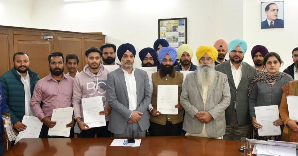 ਗੁਰਮੀਤ ਸਿੰਘ ਖੁੱਡੀਆਂ ਨੇ 13 ਖੇਤੀਬਾੜੀ ਸਬ-ਇੰਸਪੈਕਟਰਾਂ ਨੂੰ ਨਿਯੁਕਤੀ ਪੱਤਰ ਸੌਂਪੇ