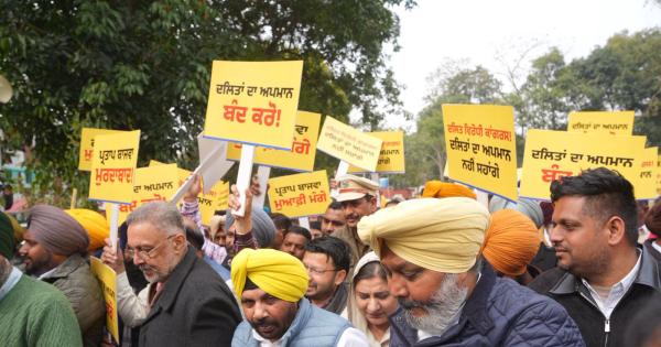 ਦਲਿਤਾਂ ਅਤੇ ਮਿਹਨਤਕਸ਼ਾਂ ਦਾ ਮਜ਼ਾਕ ਉਡਾਉਣ 'ਤੇ ਕਾਂਗਰਸ ਖ਼ਿਲਾਫ਼ ਬੈਂਡ-ਵਾਜਿਆਂ ਨਾਲ 'ਆਪ' ਦਾ ਜ਼ੋਰਦਾਰ ਪ੍ਰਦਰਸ਼ਨ