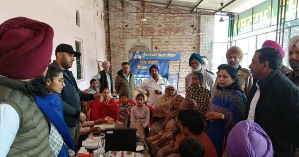 ਡਿਪਟੀ ਕਮਿਸ਼ਨਰ ਨਵਜੋਤ ਕੌਰ ਨੇ "ਮੁੱਖ ਮੰਤਰੀ ਸਿਹਤ ਯੋਜਨਾ" ਕਾਰਡ ਜਾਰੀ ਕਰਨ ਲਈ ਲਗਾਏ ਗਏ ਵਿਸ਼ੇਸ਼ ਕੈਂਪਾਂ ਦਾ ਕੀਤਾ ਦੌਰਾ