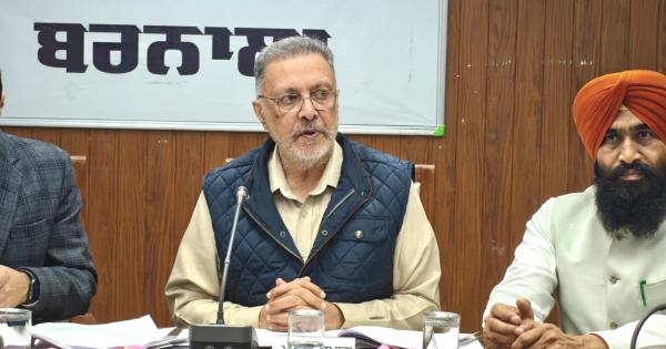 ਮੁੱਖ ਮੰਤਰੀ ਸਿਹਤ ਯੋਜਨਾ ਤਹਿਤ ਜ਼ਿਲ੍ਹਾ ਬਰਨਾਲਾ 'ਚ ਰੋਜ਼ਾਨਾ 21 ਕੈਂਪਾਂ ਰਾਹੀਂ ਬਣਾਏ ਜਾ ਰਹੇ ਹਨ ਸਿਹਤ ਕਾਰਡ: ਡਾ. ਬਲਬੀਰ ਸਿੰਘ