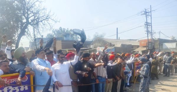 ਆਪ ਆਗੂਆਂ ਨੇ ਅੰਮ੍ਰਿਤਸਰ ਵਿੱਚ ਹਰਿਆਣਾ ਦੇ ਮੁੱਖ ਮੰਤਰੀ ਨਾਇਬ ਸਿੰਘ ਸੈਣੀ ਨੂੰ ਦਿਖਾਏ ਕਾਲੇ ਝੰਡੇ