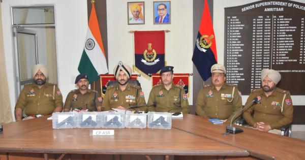 ਸਰਹੱਦ ਪਾਰੋਂ ਗੈਰ-ਕਾਨੂੰਨੀ ਹਥਿਆਰਾਂ ਦੀ ਤਸਕਰੀ ‘ਚ ਸ਼ਾਮਲ ਮਾਡਿਊਲ ਨਾਲ ਸਬੰਧਤ ਦੋ ਮੁਲਜ਼ਮ 5 ਆਧੁਨਿਕ ਪਿਸਤੌਲਾਂ ਸਣੇ ਅੰਮ੍ਰਿਤਸਰ ਤੋਂ ਕਾਬੂ