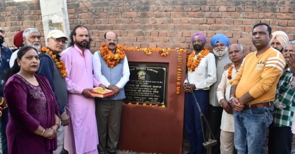 ਕੈਬਨਿਟ ਮੰਤਰੀ ਮੋਹਿੰਦਰ ਭਗਤ ਨੇ ਸਾਈਂ ਕਲੋਨੀ ’ਚ ਗਲੀਆਂ ਦੇ ਨਿਰਮਾਣ ਦੇ ਕਾਰਜ ਦਾ ਨੀਂਹ ਪੱਥਰ ਰੱਖਿਆ