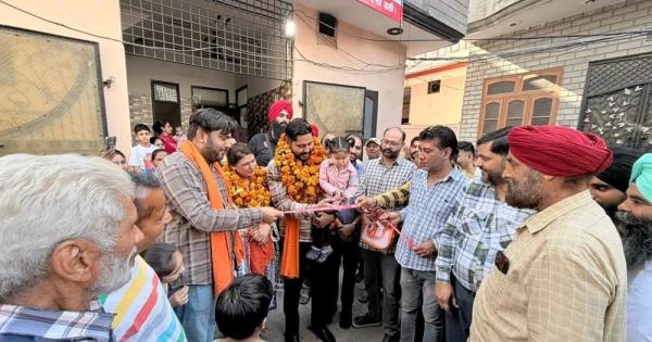 ਵਿਧਾਇਕ ਸ਼ੈਰੀ ਕਲਸੀ ਨੇ ਵਾਰਡ ਨੰਬਰ 33 ਵਿਖੇ ਲੋਕਾਂ ਦੀ ਸਮੱਸਿਆ ਦਾ ਨਿਪਟਾਰਾ ਕਰਦਿਆਂ ਗਲੀ ਬਣਾਉਣ ਦਾ ਨੀਂਹ ਪੱਥਰ ਰੱਖਿਆ