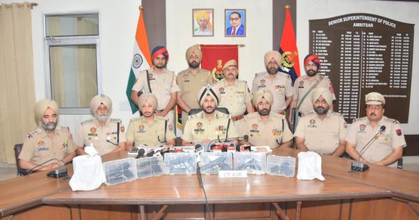 ਅੰਮ੍ਰਿਤਸਰ ਵਿੱਚ ਸਰਹੱਦ ਪਾਰੋਂ ਚਲ ਰਹੇ ਤਸਕਰੀ ਮਾਡਿਊਲਾਂ ਨਾਲ ਜੁੜੇ 6 ਵਿਅਕਤੀ ਗ੍ਰਿਫਤਾਰ; ਤਿੰਨ ਪੀਐਕਸ-5.7 ਸਮੇਤ ਛੇ ਪਿਸਤੌਲਾਂ ਬਰਾਮਦ