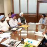 1962, 1965 ਅਤੇ 1971 ਦੀਆਂ ਜੰਗਾਂ  ਵਿੱਚ ਸ਼ਹੀਦ ਸੈਨਿਕਾਂ ਦੇ ਪਰਿਵਾਰਾਂ ਨੂੰ ਮੁਆਵਜ਼ਾ ਦੇਣ ਸਬੰਧੀ ਮੋਹਿੰਦਰ ਭਗਤ ਵੱਲੋਂ ਅਧਿਕਾਰੀਆਂ ਨਾਲ ਵਿਸ਼ੇਸ਼ ਮੀਟਿੰਗ