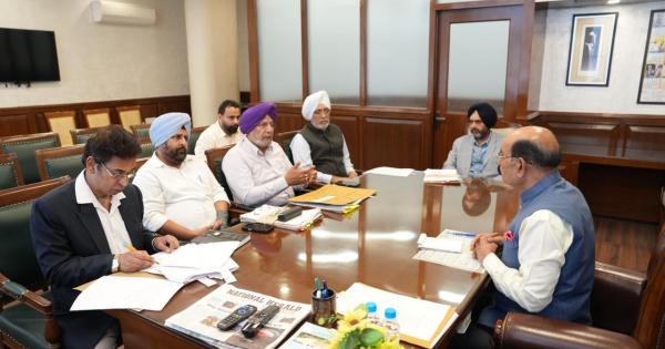 1962, 1965 ਅਤੇ 1971 ਦੀਆਂ ਜੰਗਾਂ  ਵਿੱਚ ਸ਼ਹੀਦ ਸੈਨਿਕਾਂ ਦੇ ਪਰਿਵਾਰਾਂ ਨੂੰ ਮੁਆਵਜ਼ਾ ਦੇਣ ਸਬੰਧੀ ਮੋਹਿੰਦਰ ਭਗਤ ਵੱਲੋਂ ਅਧਿਕਾਰੀਆਂ ਨਾਲ ਵਿਸ਼ੇਸ਼ ਮੀਟਿੰਗ