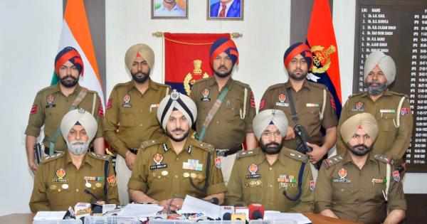 ਅੰਮ੍ਰਿਤਸਰ ਵਿੱਚ ਸਰਹੱਦ ਪਾਰੋਂ ਚੱਲ ਰਹੇ ਹਥਿਆਰ ਤਸਕਰੀ ਦੇ ਮਾਡਿਊਲ ਦਾ ਪਰਦਾਫਾਸ਼; ਨਾਬਾਲਗ ਸਮੇਤ ਛੇ ਵਿਅਕਤੀ ਪੰਜ ਪਿਸਤੌਲਾਂ ਸਣੇ ਗ੍ਰਿਫ਼ਤਾਰ
