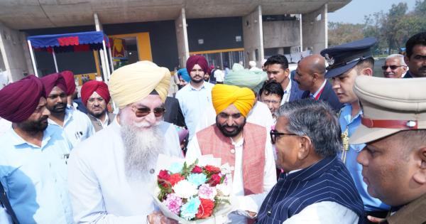 ਪੰਜਾਬ ਵਿਧਾਨ ਸਭਾ  ਸਪੀਕਰ ਅਤੇ ਮੁੱਖ ਮੰਤਰੀ ਨੇ ਪੰਜਾਬ ਦੇ ਰਾਜਪਾਲ ਦਾ ਵਿਧਾਨ ਸਭਾ ਪਹੁੰਚਣ ਤੇ ਕੀਤਾ ਨਿੱਘਾ ਸਵਾਗਤ