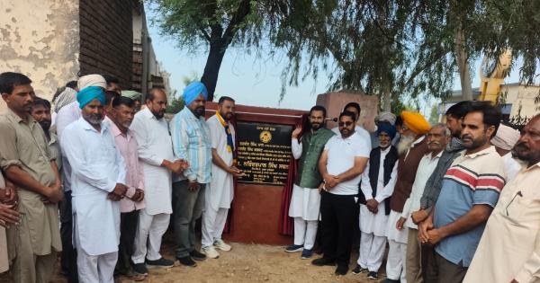 ਵਿਧਾਇਕ ਫਾਜ਼ਿਲਕਾ ਨੇ ਪਿੰਡ ਉਝਾਂ ਵਾਲੀ ਅਤੇ ਨਵਾਂ ਉਝਾਂ ਵਾਲੀ ਵਿਖੇ ਕਰੀਬ 37.43 ਲੱਖ ਨਾਲ ਸੀ.ਸੀ. ਫਲੋਰਿੰਗ ਸੜਕ ਦਾ ਨੀਂਹ ਪੱਥਰ ਰੱਖ ਕੇ ਕੰਮ ਦੀ ਕਰਵਾਈ ਸ਼ੁਰੂਆਤ