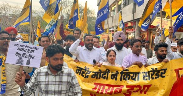 ਸਮ੍ਰਿਤੀ ਇਰਾਨੀ ਦਾ 'ਸਿਲੰਡਰ ਡਾਂਸ' ਹੁਣ ਕਿੱਥੇ ਗਿਆ? ਚੰਡੀਗੜ੍ਹ ਦੇ ਸੈਕਟਰ-17 ਵਿੱਚ 'ਆਪ' ਦਾ ਮੋਦੀ ਸਰਕਾਰ ਦੀ ਲੁੱਟ ਖਿਲਾਫ਼ ਉਗਰ ਪ੍ਰਦਰਸ਼ਨ