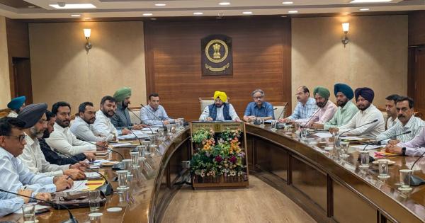 ਹਰਭਜਨ ਸਿੰਘ ਈ.ਟੀ.ਓ. ਵਲੋਂ ਲੋਕ ਨਿਰਮਾਣ ਵਿਭਾਗ ਵੱਲੋਂ ਬਣਵਾਈ ਜਾ ਰਹੀਆਂ ਸੜਕਾਂ ਦੀ ਪ੍ਰਗਤੀ ਸਬੰਧੀ ਸਮੀਖਿਆ ਮੀਟਿੰਗ