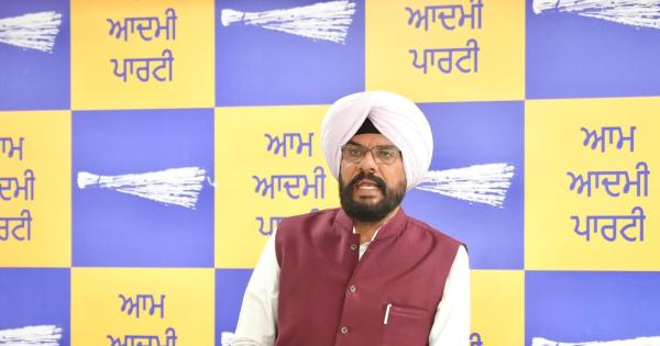 ਕੁਲਦੀਪ ਧਾਲੀਵਾਲ ਦਾ ਸੁਖਬੀਰ ਬਾਦਲ 'ਤੇ ਤਿੱਖਾ ਹਮਲਾ, ਕਿਹਾ- ਗੈਂਗਸਟਰ ਭਜਾਉਣ ਦੀਆਂ ਗੱਲਾਂ ਕਰਨ ਵਾਲੇ ਖੁਦ 'ਗੈਂਗਸਟਰ ਲਿਆਓ ਮੁਹਿੰਮ' ਚਲਾ ਰਹੇ ਹਨ