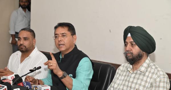 ‘ਮੁੱਖ ਮੰਤਰੀ ਰੌਸ਼ਨ ਪੰਜਾਬ ਯੋਜਨਾ’ ਤਹਿਤ ਪੰਜਾਬ ਦੇ 13,000 ਪਿੰਡਾਂ ਨੂੰ ਸੋਲਰ ਐਲ.ਈ.ਡੀ. ਲਾਈਟਾਂ ਨਾਲ ਕੀਤਾ ਜਾਵੇਗਾ ਰੌਸ਼ਨ : ਅਮਨ ਅਰੋੜਾ