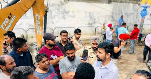 ਵਿਧਾਇਕ ਸ਼ੈਰੀ ਕਲਸੀ ਦੀ ਅਗਵਾਈ ਹੇਠ ਜੋਗੀਆਂ ਮੁਹੱਲਾ ਵਿਖੇ ਸੜਕਾਂ ਦੇ ਨਿਰਮਾਣ ਦੇ ਕੰਮ ਜੰਗੀ ਪੱਧਰ 'ਤੇ ਜਾਰੀ