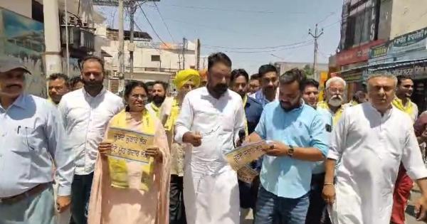 ਦਲਬਦਲੂ ਸੰਸਦ ਮੈਂਬਰਾਂ ਵਿਰੁੱਧ ਸੁਨਾਮ ਵਿਖੇ ਗੁੱਸਾ ਫੁੱਟਿਆ, ਟੀਮ ਅਮਨ ਅਰੋੜਾ ਵੱਲੋਂ ਰੋਸ ਪ੍ਰਦਰਸ਼ਨ