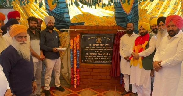 ਅੱਜ ਕੈਬਨਿਟ ਮੰਤਰੀ ਸਰਦਾਰ ਹਰਭਜਨ ਸਿੰਘ ਜੀ ਈ.ਟੀ.ਓ ਜੀ ਵੱਲੋਂ ਪਿੰਡ ਠੱਠੀਆਂ, ਫਤਿਹਪੁਰ ਰਾਜਪੂਤਾਂ, ਨਾਜੋਵਾਲੀ, ਛੀਨਾਂ ਪੱਤੀ ਅਤੇ ਖਾਨਕੋਟ (ਹਲਕਾ ਜੰਡਿਆਲਾ ਗੁਰੂ) ਵਿਖੇ ਸੜਕਾਂ ਦੇ ਸਪੈਸ਼ਲ ਰਿਪੇਅਰ ਦੇ ਕੰਮ ਦਾ ਕੀਤਾ ਉਦਘਾਟਨ