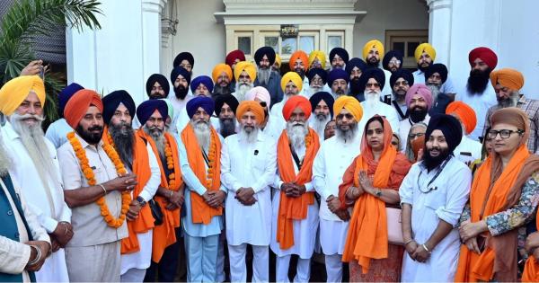 ਖ਼ਾਲਸਾ ਸਾਜਣਾ ਦਿਵਸ ਮਨਾਉਣ ਲਈ ਸ਼੍ਰੋਮਣੀ ਕਮੇਟੀ ਵੱਲੋਂ ਸਿੱਖ ਸ਼ਰਧਾਲੂਆਂ ਦਾ ਜਥਾ ਪਾਕਿਸਤਾਨ ਲਈ ਰਵਾਨਾ-