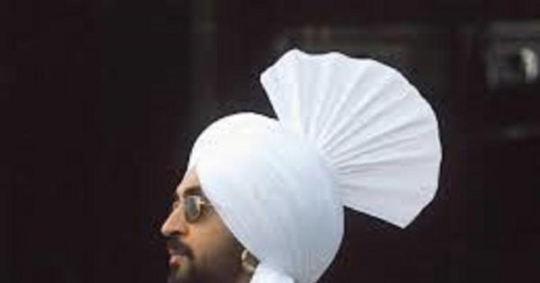 ਪੰਜਾਬੀ ਗਾਇਕ ਦਿਲਜੀਤ ਦੋਸਾਂਝ ਨੇ ਪਹਿਲੀ ਵਾਰ ਦੁਨੀਆ ਨੂੰ ਦਿਖਾਇਆ ਆਪਣੀ ਮਾਂ ਦਾ ਚਿਹਰਾ: ਕੈਨੇਡਾ ਵਿੱਚ ਭਾਵੁਕ ਪਲ