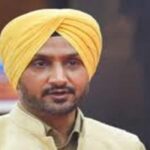 ਜਲੰਧਰ: ਭਾਜਪਾ 'ਚ ਸ਼ਾਮਲ ਹੋਣ ਮਗਰੋਂ ਹਰਭਜਨ ਸਿੰਘ 'ਭੱਜੀ' ਦੇ ਘਰ ਬਾਹਰ ਹੰਗਾਮਾ, ਕੰਧ 'ਤੇ ਲਿਖਿਆ 'ਗੱਦਾਰ'