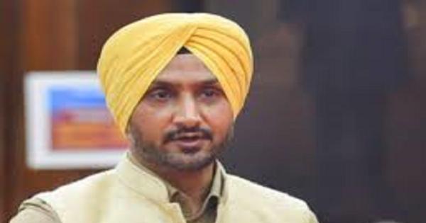 ਜਲੰਧਰ: ਭਾਜਪਾ 'ਚ ਸ਼ਾਮਲ ਹੋਣ ਮਗਰੋਂ ਹਰਭਜਨ ਸਿੰਘ 'ਭੱਜੀ' ਦੇ ਘਰ ਬਾਹਰ ਹੰਗਾਮਾ, ਕੰਧ 'ਤੇ ਲਿਖਿਆ 'ਗੱਦਾਰ'