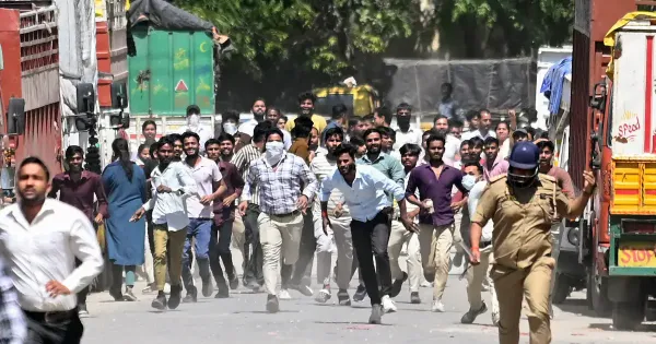 ਨੋਇਡਾ ਵਿੱਚ ਲਗਾਤਾਰ ਦੂਜੇ ਦਿਨ ਵੀ ਹੰਗਾਮਾ, ਪੁਲਿਸ ਨਾਲ ਝੜਪ ਅਤੇ ਪਥਰਾਅ