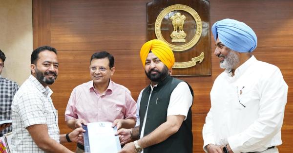 ਹਰਦੀਪ ਸਿੰਘ ਮੁੰਡੀਆਂ ਨੇ ਤਹਿਸੀਲਦਾਰਾਂ ਅਤੇ ਨਾਇਬ ਤਹਿਸੀਲਦਾਰਾਂ ਨੂੰ ਤਰੱਕੀ ਪੱਤਰ ਸੌਂਪੇ