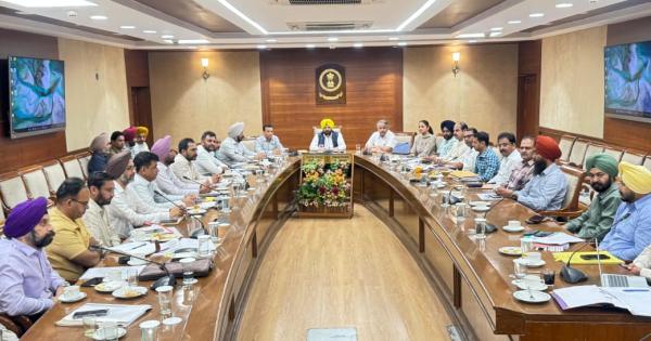 ਹਰਭਜਨ ਸਿੰਘ ਈ.ਟੀ.ਓ. ਵਲੋਂ ਲੋਕ ਨਿਰਮਾਣ ਵਿਭਾਗ ਵੱਲੋਂ ਬਣਵਾਈ ਜਾ ਰਹੀਆਂ ਸੜਕਾਂ ਦੀ ਪ੍ਰਗਤੀ ਸਬੰਧੀ ਸਮੀਖਿਆ ਮੀਟਿੰਗ