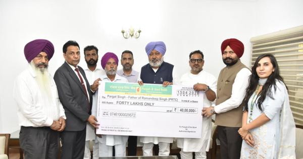 ਟਰਾਂਸਪੋਰਟ ਮੰਤਰੀ ਹਰਪਾਲ ਚੀਮਾ ਵੱਲੋਂ ਮ੍ਰਿਤਕ ਪੀ.ਆਰ.ਟੀ.ਸੀ. ਕੰਡਕਟਰ ਦੇ ਪਰਿਵਾਰ ਨੂੰ 40 ਲੱਖ ਰੁਪਏ ਦਾ ਬੀਮਾ ਚੈੱਕ ਭੇਟ