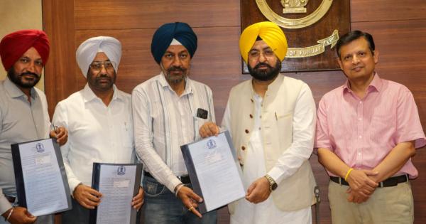 23 ਮਾਲ ਅਧਿਕਾਰੀ ਪਦਉੱਨਤ ਕੀਤੇ, ਹਰਦੀਪ ਸਿੰਘ ਮੁੰਡੀਆਂ ਨੇ ਸੌਂਪੇ ਤਰੱਕੀ ਪੱਤਰ