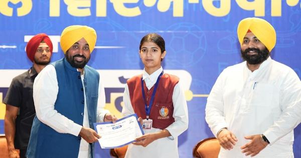 ਮੁੱਖ ਮੰਤਰੀ ਭਗਵੰਤ ਸਿੰਘ ਮਾਨ ਵੱਲੋਂ ਮੋਹਾਲੀ ਵਿਖੇ ਜੇਈਈ ਮੇਨਜ਼ ਪਾਸ ਕਰਨ ਵਾਲੇ 369 ਵਿਦਿਆਰਥੀਆਂ ਦਾ ਸਨਮਾਨ, ਪੰਜਾਬ ਅਕਾਦਮਿਕ ਉੱਤਮਤਾ ਵੱਲ ਕਦਮ ਵਧਾ ਰਿਹੈ