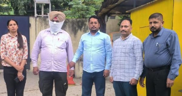 10000 ਰੁਪਏ ਰਿਸ਼ਵਤ ਲੈਂਦਾ ਨਾਇਬ ਕੋਰਟ ਵਿਜੀਲੈਂਸ ਬਿਊਰੋ ਵੱਲੋਂ ਰੰਗੇ ਹੱਥੀਂ ਕਾਬੂ