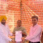 ਮੇਰਾ ਘਰ ਮੇਰੇ ਨਾਮ: ਵਿਧਾਇਕ ਲਾਭ ਸਿੰਘ ਉੱਗੋਕੇ ਨੇ ਲਾਲ ਲਕੀਰ ਅੰਦਰਲੇ ਘਰਾਂ ਦੀਆਂ ਰਜਿਸਟਰੀਆਂ ਸੌਂਪੀਆਂ