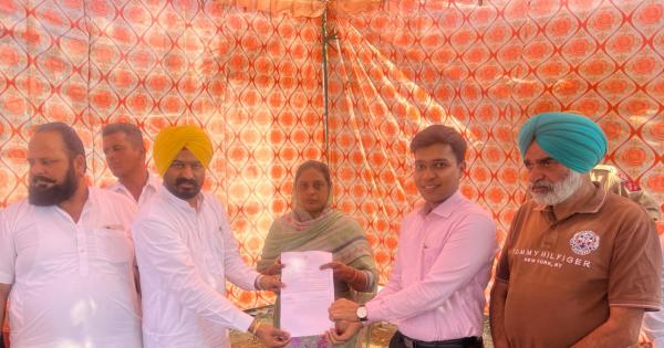 ਮੇਰਾ ਘਰ ਮੇਰੇ ਨਾਮ: ਵਿਧਾਇਕ ਲਾਭ ਸਿੰਘ ਉੱਗੋਕੇ ਨੇ ਲਾਲ ਲਕੀਰ ਅੰਦਰਲੇ ਘਰਾਂ ਦੀਆਂ ਰਜਿਸਟਰੀਆਂ ਸੌਂਪੀਆਂ