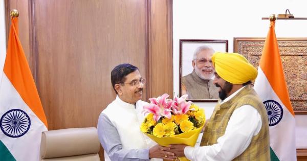 ਕਿਸਾਨਾਂ ਲਈ ਵੱਡੀ ਰਾਹਤ; ਪੰਜਾਬ ਵਿੱਚ ਭਾਰਤੀ ਖੁਰਾਕ ਨਿਗਮ ਦੇ ਗੋਦਾਮਾਂ ਵਿੱਚ ਪਏ 155 ਲੱਖ ਮੀਟ੍ਰਿਕ ਟਨ ਚੌਲ ਅਤੇ ਕਣਕ ਦੇ ਸਟਾਕ ਦੀ ਲਿਫਟਿੰਗ ਲਈ ਵਿਸ਼ੇਸ਼ ਰੇਲ ਗੱਡੀਆਂ ਚਲਾਈਆਂ ਜਾਣਗੀਆਂ: ਮੁੱਖ ਮੰਤਰੀ ਭਗਵੰਤ ਸਿੰਘ ਮਾਨ