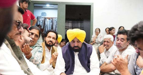 ਮੁੱਖ ਮੰਤਰੀ ਭਗਵੰਤ ਸਿੰਘ ਮਾਨ ਨੇ ਜਗਰਾਉਂ ਪਹੁੰਚ ਕੇ ਮਥੁਰਾ ਪੀੜਤ ਪਰਿਵਾਰਾਂ ਨਾਲ ਦੁੱਖ ਸਾਂਝਾ ਕੀਤਾ, ਸੰਕਟ ਦੀ ਘੜੀ ਵਿੱਚ ਹਰ ਮਦਦ ਦਾ ਭਰੋਸਾ