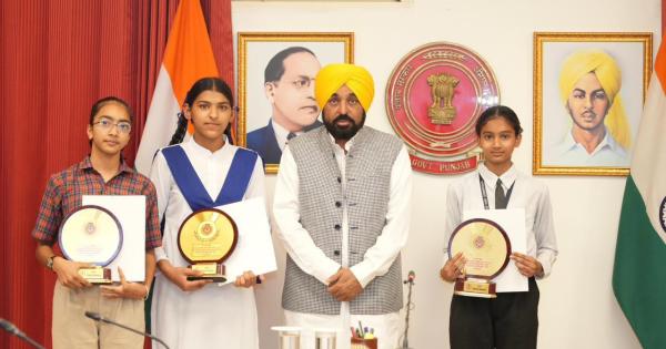 ਪੰਜਾਬ ਦੀਆਂ ਧੀਆਂ ਨੇ 'ਸਿੱਖਿਆ ਕ੍ਰਾਂਤੀ' ਵਿੱਚ ਮੋਹਰੀ ਭੂਮਿਕਾ ਨਿਭਾਈ, ਪੰਜਾਬ ਸਕੂਲ ਸਿੱਖਿਆ ਬੋਰਡ ਦੇ ਅੱਠਵੀਂ ਜਮਾਤ ਦੇ ਨਤੀਜਿਆਂ ਵਿੱਚ ਪਹਿਲੇ 20 ਵਿੱਚੋਂ 19 ਸਥਾਨ ਪ੍ਰਾਪਤ ਕੀਤੇ: ਮੁੱਖ ਮੰਤਰੀ ਭਗਵੰਤ ਸਿੰਘ ਮਾਨ