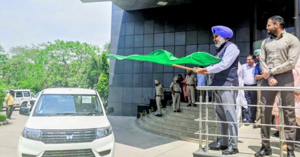 ਵਿੱਤ ਮੰਤਰੀ ਹਰਪਾਲ ਸਿੰਘ ਚੀਮਾ ਨੇ ਰਿਕਾਰਡ ਮਾਲੀਆ ਵਾਧੇ ਦਰਮਿਆਨ ਆਬਕਾਰੀ ਅਤੇ ਕਰ ਵਿਭਾਗ ਦੀ ਇਨਫੋਰਸਮੈਂਟ ਨੂੰ ਹੁਲਾਰਾ ਦੇਣ ਲਈ 25 ਨਵੇਂ ਵਾਹਨਾਂ ਨੂੰ ਹਰੀ ਝੰਡੀ ਦੇ ਕੇ ਕੀਤਾ ਰਵਾਨਾ