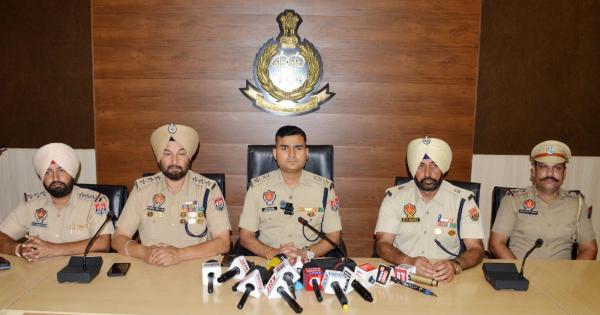 ਵਿਦੇਸ਼ੀ ਸਬੰਧਾਂ ਵਾਲੇ ਨਸ਼ਾ ਅਤੇ ਹਥਿਆਰ ਤਸਕਰੀ ਮਾਡਿਊਲ ਦੇ ਚਾਰ ਕਾਰਕੁੰਨ ਗ੍ਰਿਫਤਾਰ; 9.9 ਕਿਲੋ ਹੈਰੋਇਨ, ਦੋ ਪਿਸਤੌਲਾਂ ਬਰਾਮਦ