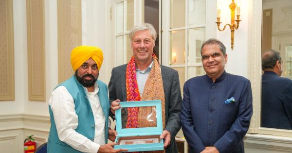 ਮੁੱਖ ਮੰਤਰੀ ਨੇ ਹਾਲੈਂਡ ਦੇ ਮਹਾਨ ਹਾਕੀ ਖਿਡਾਰੀ ਫਲੋਰਿਸ ਜਾਨ ਬੋਵਲੈਂਡਰ ਨਾਲ ਕੀਤੀ ਮੁਲਾਕਾਤ, ਪੰਜਾਬ ਦੇ ਅਥਲੀਟਾਂ ਨੂੰ ਸਿਖਲਾਈ ਦੇਣ ਦਾ ਦਿੱਤਾ ਸੱਦਾ